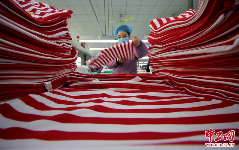 6日,山东省枣庄超越针织制衣的女职工在车间生产出口服装产品